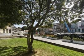 Loja à venda na Praça dos Poveiros na baixa do Porto
