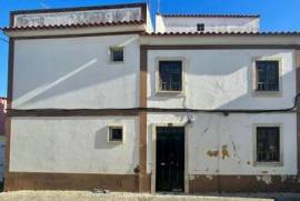 Moradia V2 para restauro, à venda em Loulé, Algarve