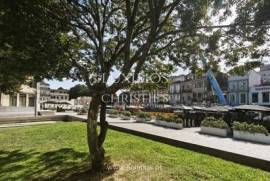 Loja à venda na Praça dos Poveiros na baixa do Porto