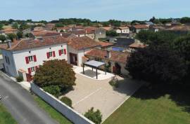 High-Quality 4 Bedroom Renovated Character House Near Aigre - €287230