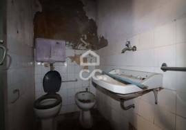 House with storage, to recover in Vila do Avelar. House with storage, to recover in Vila do Avelar.