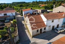 House with storage, to recover in Vila do Avelar.