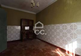 House with storage, to recover in Vila do Avelar. House with storage, to recover in Vila do Avelar.