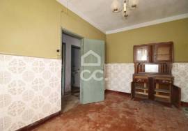 House with storage, to recover in Vila do Avelar. House with storage, to recover in Vila do Avelar.