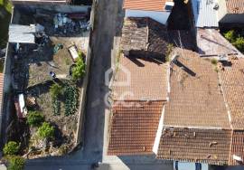 House with storage, to recover in Vila do Avelar. House with storage, to recover in Vila do Avelar.