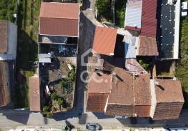 House with storage, to recover in Vila do Avelar. House with storage, to recover in Vila do Avelar.