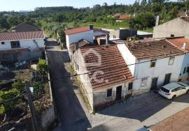 House with storage, to recover in Vila do Avelar. House with storage, to recover in Vila do Avelar.