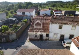 House with storage, to recover in Vila do Avelar. House with storage, to recover in Vila do Avelar.