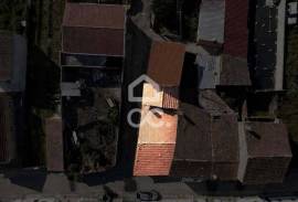 House with storage, to recover in Vila do Avelar. House with storage, to recover in Vila do Avelar.