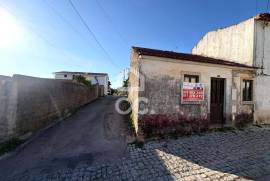 House with storage, to recover in Vila do Avelar. House with storage, to recover in Vila do Avelar.