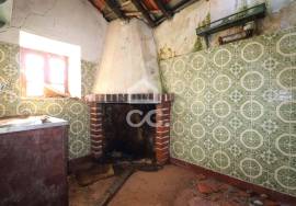 House with storage, to recover in Vila do Avelar. House with storage, to recover in Vila do Avelar.