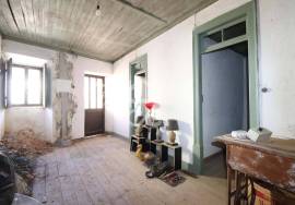 House with storage, to recover in Vila do Avelar. House with storage, to recover in Vila do Avelar.