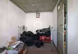 House with storage, to recover in Vila do Avelar. House with storage, to recover in Vila do Avelar.
