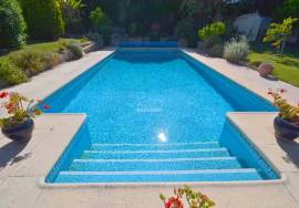 Classic 3-Bedroom Villa with Pool and Garage Classic 3-Bedroom Villa with Pool and Garage
