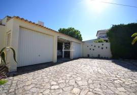 Classic 3-Bedroom Villa with Pool and Garage Classic 3-Bedroom Villa with Pool and Garage