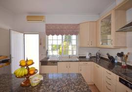 Classic 3-Bedroom Villa with Pool and Garage Classic 3-Bedroom Villa with Pool and Garage