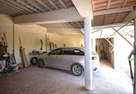 Classic 3-Bedroom Villa with Pool and Garage Classic 3-Bedroom Villa with Pool and Garage