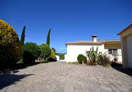 Classic 3-Bedroom Villa with Pool and Garage Classic 3-Bedroom Villa with Pool and Garage