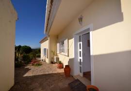 Classic 3-Bedroom Villa with Pool and Garage Classic 3-Bedroom Villa with Pool and Garage