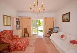 Classic 3-Bedroom Villa with Pool and Garage Classic 3-Bedroom Villa with Pool and Garage