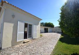 Classic 3-Bedroom Villa with Pool and Garage Classic 3-Bedroom Villa with Pool and Garage