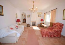 Classic 3-Bedroom Villa with Pool and Garage Classic 3-Bedroom Villa with Pool and Garage
