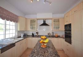 Classic 3-Bedroom Villa with Pool and Garage Classic 3-Bedroom Villa with Pool and Garage