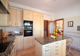 Classic 3-Bedroom Villa with Pool and Garage Classic 3-Bedroom Villa with Pool and Garage