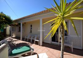 Classic 3-Bedroom Villa with Pool and Garage Classic 3-Bedroom Villa with Pool and Garage