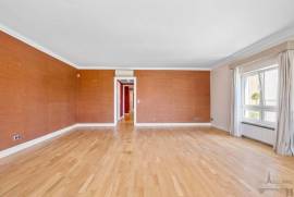 4-bedroom apartment in a lush historic residence with pool, gym, sauna, storage and parking in Estoril 4-bedroom apartment in a lush historic residence with pool, gym, sauna, storage and parking in Estoril
