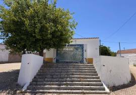 Typical and cozy 3 bedroom villa located in a village, in Mértola, with terrace and ready to move in. Typical and cozy 3 bedroom villa located in a village, in Mértola, with terrace and ready to move in.