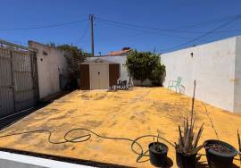 Typical and cozy 3 bedroom villa located in a village, in Mértola, with terrace and ready to move in. Typical and cozy 3 bedroom villa located in a village, in Mértola, with terrace and ready to move in.