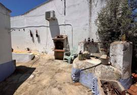 Typical and cozy 3 bedroom villa located in a village, in Mértola, with terrace and ready to move in. Typical and cozy 3 bedroom villa located in a village, in Mértola, with terrace and ready to move in.