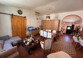 Typical and cozy 3 bedroom villa located in a village, in Mértola, with terrace and ready to move in. Typical and cozy 3 bedroom villa located in a village, in Mértola, with terrace and ready to move in.