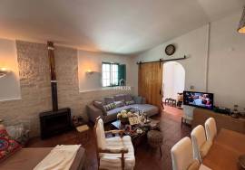 Typical and cozy 3 bedroom villa located in a village, in Mértola, with terrace and ready to move in. Typical and cozy 3 bedroom villa located in a village, in Mértola, with terrace and ready to move in.