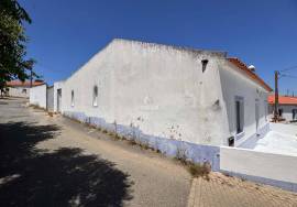 Typical and cozy 3 bedroom villa located in a village, in Mértola, with terrace and ready to move in. Typical and cozy 3 bedroom villa located in a village, in Mértola, with terrace and ready to move in.