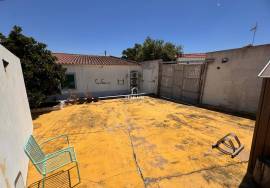 Typical and cozy 3 bedroom villa located in a village, in Mértola, with terrace and ready to move in. Typical and cozy 3 bedroom villa located in a village, in Mértola, with terrace and ready to move in.