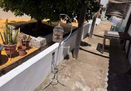 Typical and cozy 3 bedroom villa located in a village, in Mértola, with terrace and ready to move in. Typical and cozy 3 bedroom villa located in a village, in Mértola, with terrace and ready to move in.