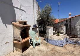 Typical and cozy 3 bedroom villa located in a village, in Mértola, with terrace and ready to move in. Typical and cozy 3 bedroom villa located in a village, in Mértola, with terrace and ready to move in.