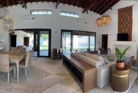 Spectacular Villa with Pool and 1,000 m² of Land on Quadra da Praia | Pernambuco Beach, Guarujá Spectacular Villa with Pool and 1,000 m² of Land on Quadra da Praia | Pernambuco Beach, Guarujá