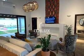 Spectacular Villa with Pool and 1,000 m² of Land on Quadra da Praia | Pernambuco Beach, Guarujá