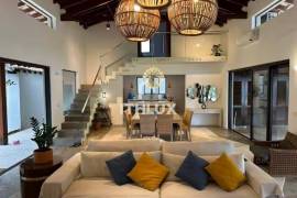 Spectacular Villa with Pool and 1,000 m² of Land on Quadra da Praia | Pernambuco Beach, Guarujá Spectacular Villa with Pool and 1,000 m² of Land on Quadra da Praia | Pernambuco Beach, Guarujá