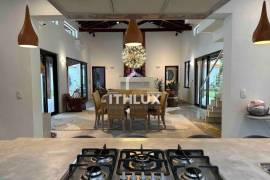 Spectacular Villa with Pool and 1,000 m² of Land on Quadra da Praia | Pernambuco Beach, Guarujá Spectacular Villa with Pool and 1,000 m² of Land on Quadra da Praia | Pernambuco Beach, Guarujá