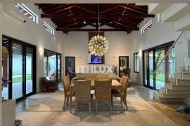 Spectacular Villa with Pool and 1,000 m² of Land on Quadra da Praia | Pernambuco Beach, Guarujá Spectacular Villa with Pool and 1,000 m² of Land on Quadra da Praia | Pernambuco Beach, Guarujá