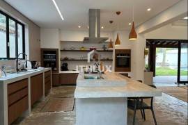 Spectacular Villa with Pool and 1,000 m² of Land on Quadra da Praia | Pernambuco Beach, Guarujá Spectacular Villa with Pool and 1,000 m² of Land on Quadra da Praia | Pernambuco Beach, Guarujá