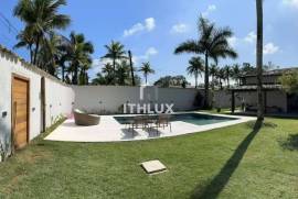 Spectacular Villa with Pool and 1,000 m² of Land on Quadra da Praia | Pernambuco Beach, Guarujá Spectacular Villa with Pool and 1,000 m² of Land on Quadra da Praia | Pernambuco Beach, Guarujá