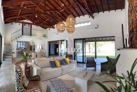 Spectacular Villa with Pool and 1,000 m² of Land on Quadra da Praia | Pernambuco Beach, Guarujá Spectacular Villa with Pool and 1,000 m² of Land on Quadra da Praia | Pernambuco Beach, Guarujá