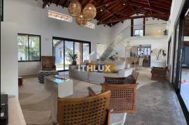 Spectacular Villa with Pool and 1,000 m² of Land on Quadra da Praia | Pernambuco Beach, Guarujá Spectacular Villa with Pool and 1,000 m² of Land on Quadra da Praia | Pernambuco Beach, Guarujá