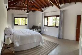 Spectacular Villa with Pool and 1,000 m² of Land on Quadra da Praia | Pernambuco Beach, Guarujá Spectacular Villa with Pool and 1,000 m² of Land on Quadra da Praia | Pernambuco Beach, Guarujá