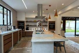 Spectacular Villa with Pool and 1,000 m² of Land on Quadra da Praia | Pernambuco Beach, Guarujá Spectacular Villa with Pool and 1,000 m² of Land on Quadra da Praia | Pernambuco Beach, Guarujá